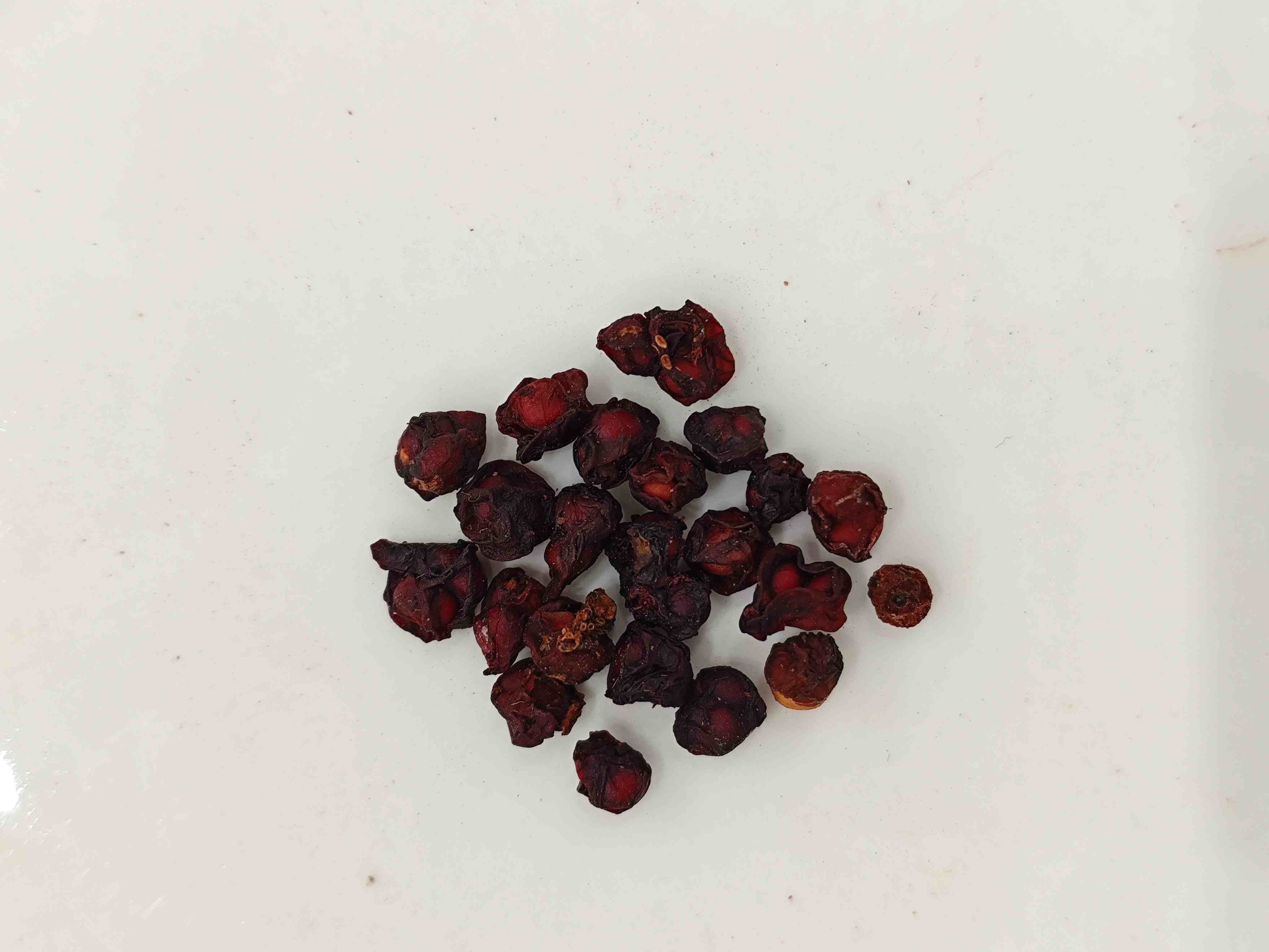 ผลไม้ Schisandra (wǔwèizǐ):